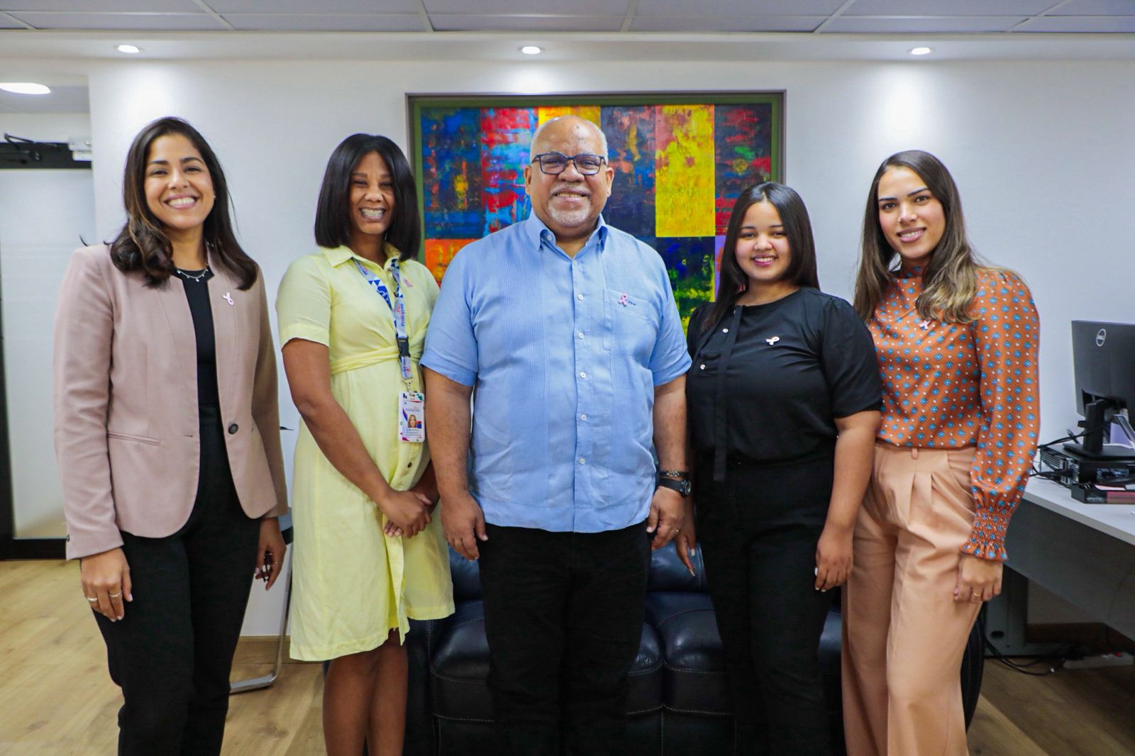 Colaboradoras Exhiben Lazos Cancer De Mama